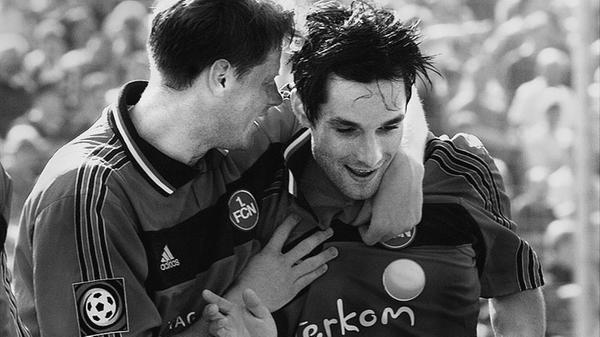 Ja, auch der ehemalige Kleeblatt-Coach Stefan Leitl (rechts im Bild) trug einst das Trikot des Nachbarn. Von 1999 bis 2001 war Leitl beim Club aktiv. Mit dem FCN stieg der gebürtige Oberbayer in die Erste Liga auf. Die Spielvereinigung führte Leitl später als Trainer in die Bundesliga. Seit einigen Wochen ist der frankenaffine Fußballsachverständige mittlerweile Chefcoach der Hertha aus Berlin.