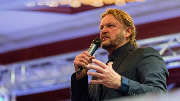 Michael Jackson, Pamela Anderson und Boris Becker sind nur einige der Promis, die Peter Althof bereits beschützt hat. Nicht nur als Promi Bodyguard legte er eine Karriere hin. Als Schöpfer des Kultfilms "Macho Man" ist er heute noch bekannt. Das Nürnberger Urgestein darf in dieser Reihe nicht fehlen.