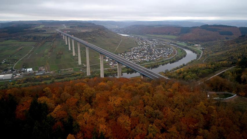 Bevor die Hochmoselbrücke, die das Moseltal in Rheinland-Pfalz in einer Höhe von 160 Metern auf einer Länge von 1700 Metern überspannt, für den Verkehr freigegeben wird, dürfen Bürger auf das Mega-Bauwerk.