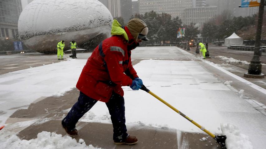 Schneeschippen ist in Chicago in den USA angesagt. Selbst auf der berühmten Skulptur "Cloud Gate" im Millenium Park hat sich Eis abgesetzt.