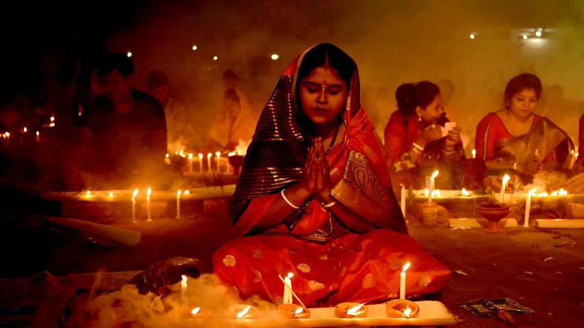 Anlässlich des Fests Rakher Upobash beten hinduistische Gläubige in Narayanganj (Bangladesch) in einem Tempel.