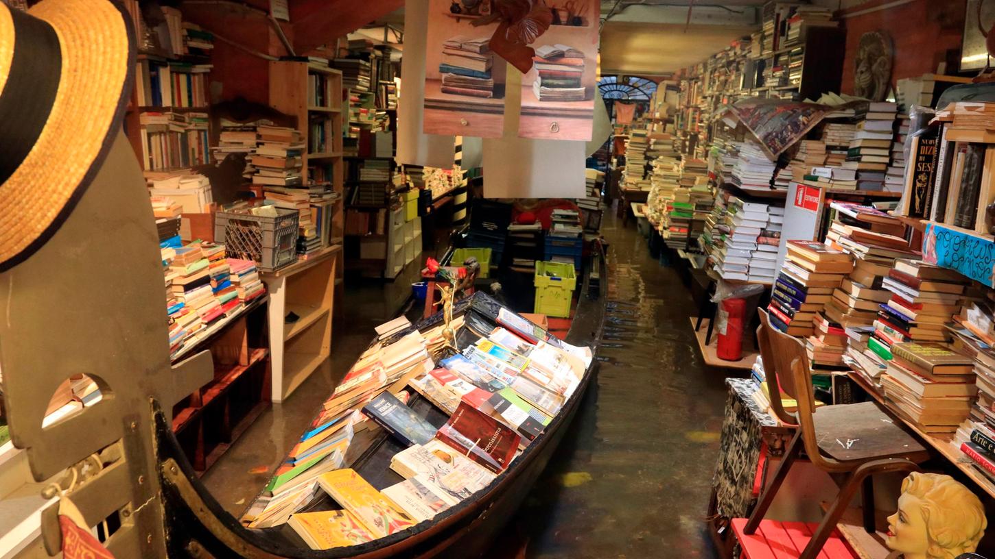 Das Hochwasser hat auch zahlreiche Geschäfte überflutet, wie hier die renommierte venezianischen Buchhandlung "Acqua Alta" - die ironischerweise übersetzt "Hochwasser" heißt.