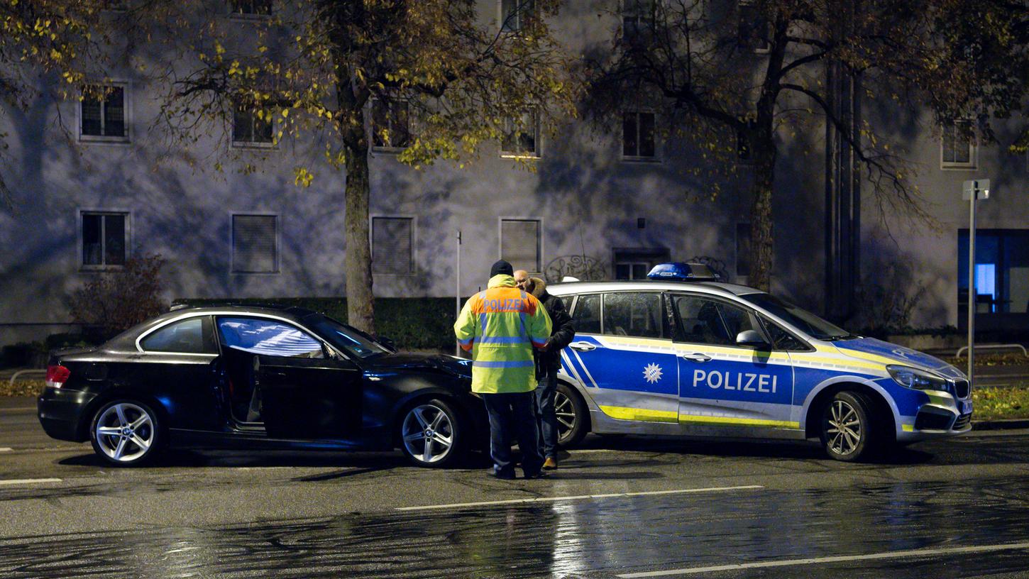 Ein Autofahrer hatte in München mehrere rote Ampeln missachtet und zwei Jugendliche angefahren. Einer von ihnen starb.