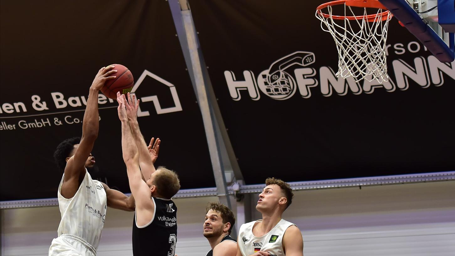 Vor 875 Zuschauern im Eventpalast am Flughafen haben die Basketballer der Nürnberg Falcons in der zweiten Liga den sechsten Heimsieg im sechsten Heimspiel gefeiert.