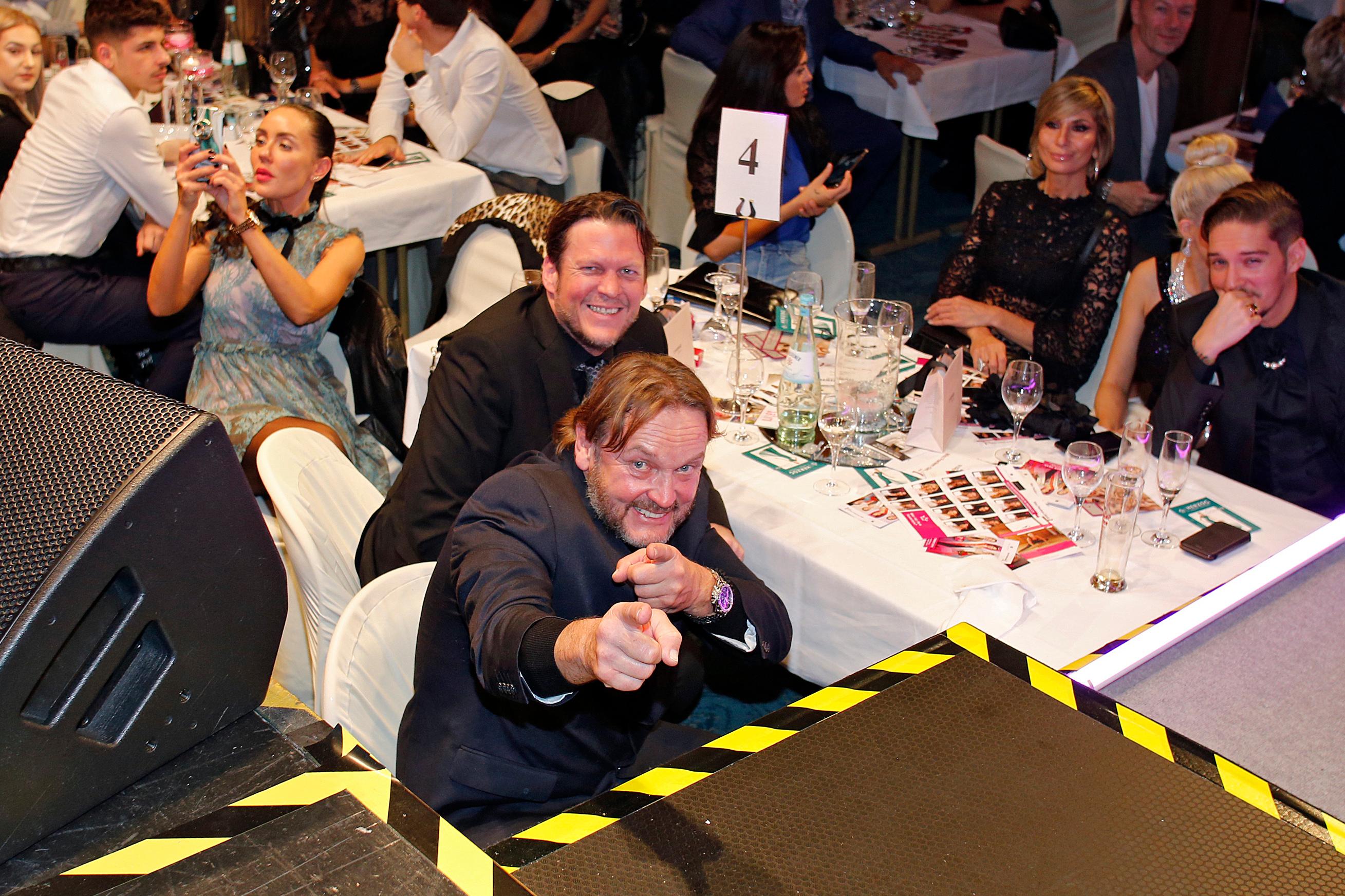 Ganz geblendet von Schönheit und Outfit war dagegen Bodyguard Peter Althof.