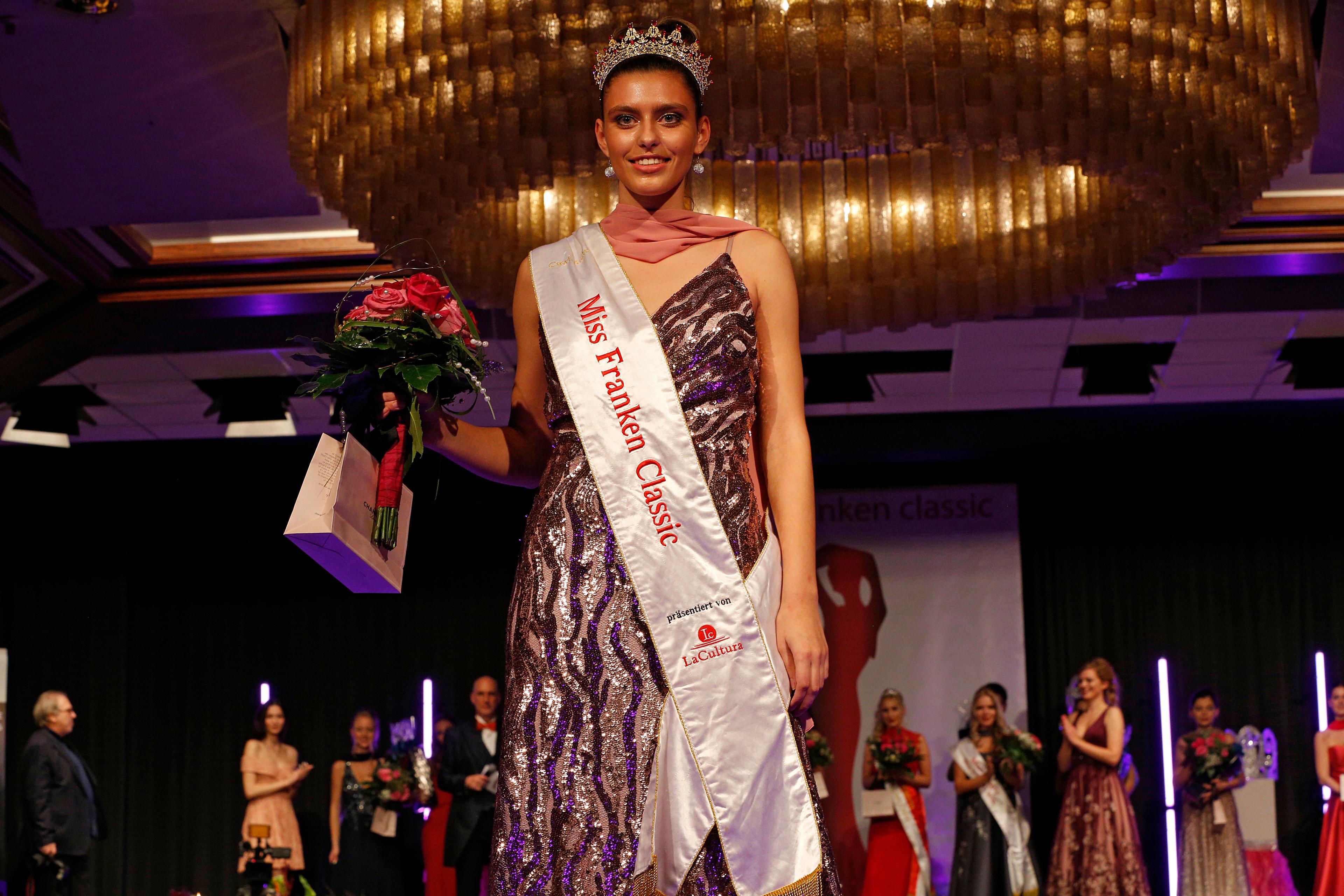 Die 21-jährige Vanessa Hampl freut sich über ihren Sieg bei der diesjährigen Miss Franken Classic Wahl.