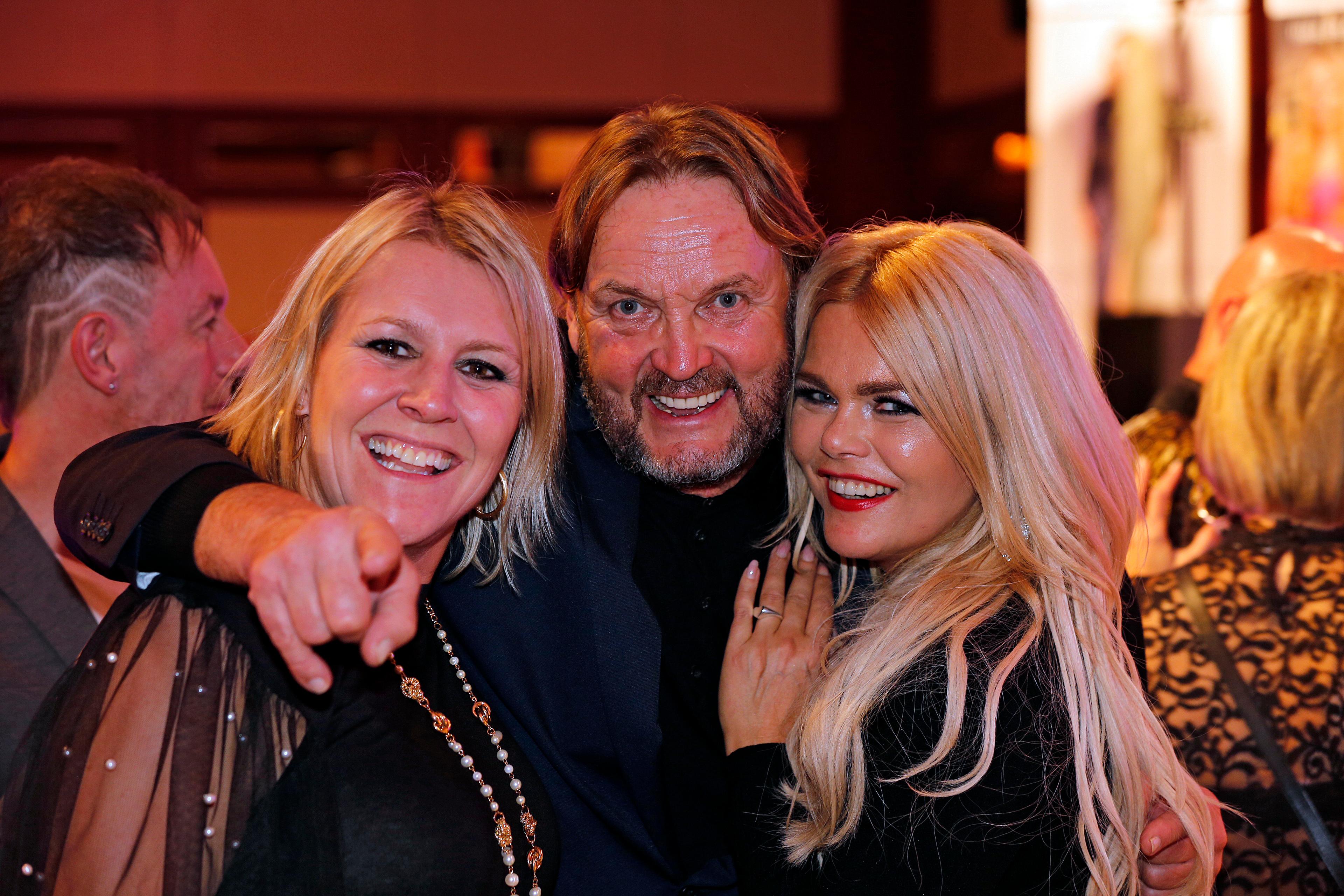 Alles im Griff hat Security-Mann Peter Althof. Rechts Diana Herold.