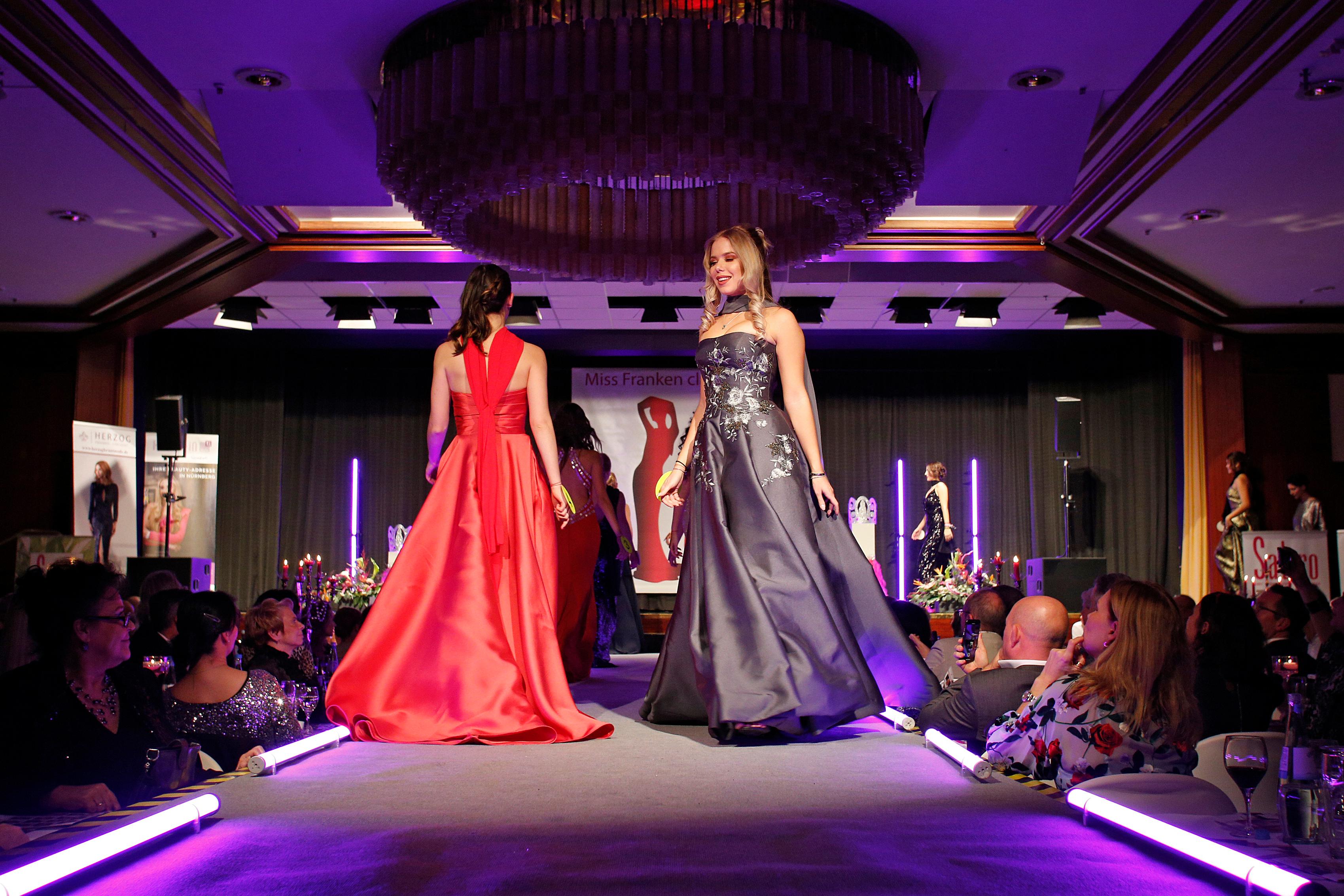 Die Zuschauer waren verzückt von der edlen Garderobe.