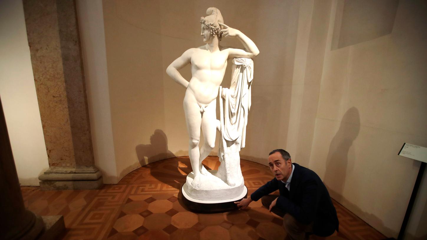 Giulio Manieri Elia, Direktor der Accademia Gallery, weist auf das Niveau hin, das das Wasser an der Basis der Gipsskulptur "Paride" von Antonio Canova in der Accademia Gallery erreicht hat.