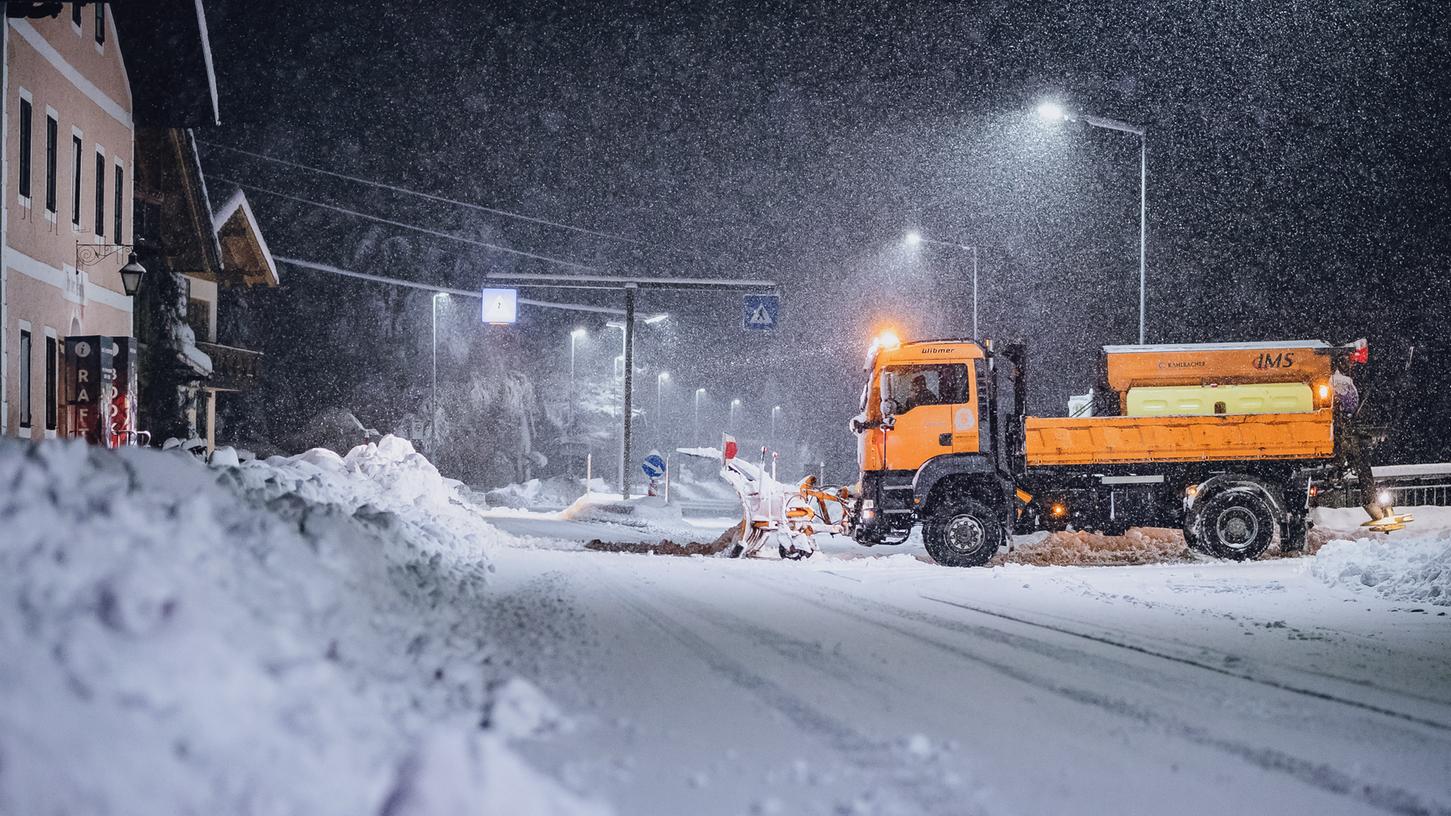 Extreme Schneefälle während der vergangenen Tage sorgen in Teilen Österreichs für massive Gefahren und Behinderungen.