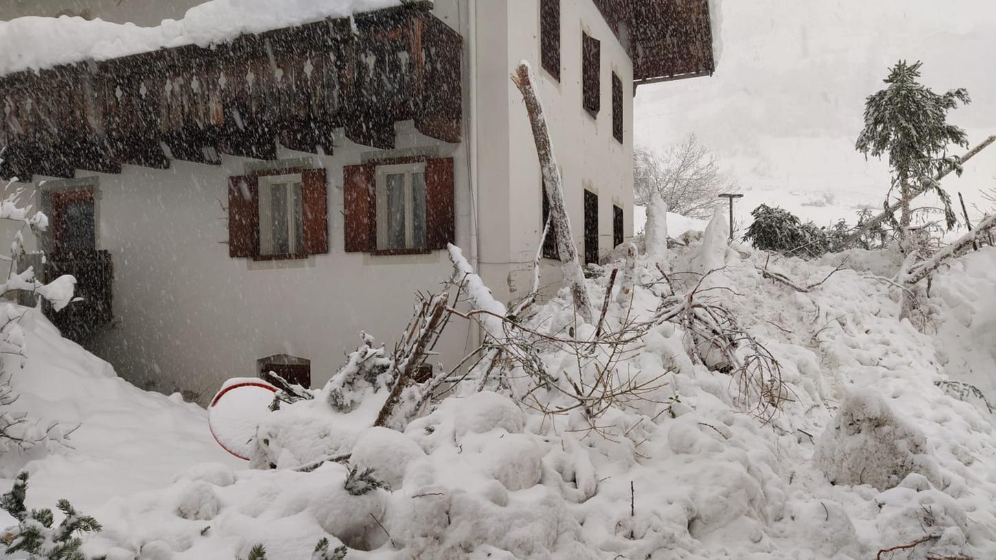 Schnee und abgebrochene Äste liegen in einer Straße. Unwetter sind über große Teile Italiens hinweggezogen.