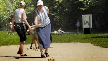 Finnen werfen Hölzer bei der Mölkky-Meisterschaft Finnen werfen Hölzer bei der Mölkky-Meisterschaft