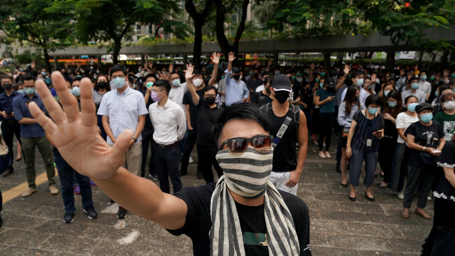 Die Hongkonger Regierung hat ein Notstandsgesetz aktiviert und damit ein Vermummungsverbot bei Protesten in der chinesischen Sonderverwaltungsregion erlassen. Verfassungsrichter haben es jetzt nun gekippt.