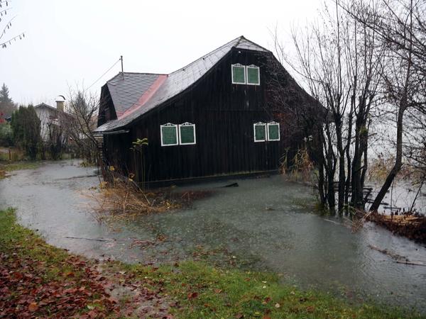Nach starken Regenfällen im Süden Österreichs kam es zu Überschwemmungen rund um den Faaker See.