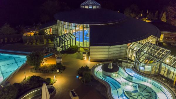 Idyllisch in der oberfränkischen Natur gelegen, bietet die ThermeNatur Bad Rodach zwei Innen- und drei Außenbecken, zwei Therapiebecken, Dampfbäder, Kneippanlagen, Strömungskanal, Solegrotte – sprich alles, was der Erholung suchende Gast sich wünscht. In der angeschlossenen Saunalandschaft sind fünf moderne Themen-Saunen versammelt, die in einen großzügigen Außenbereich mit Feuerstelle gebettet sind. • Öffnungszeiten und Details gibt es auf der Homepage.