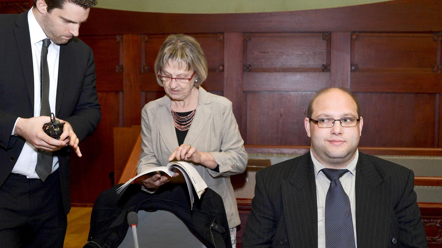 Gudrun Rödel (Mitte) kämpfte im Wiederaufnahmeverfahren 2014 um die Rehabilitierung ihres Schützlings Ulvi K. (Rechts) mit dem damaligen Anwalt Michael Euler (Links).