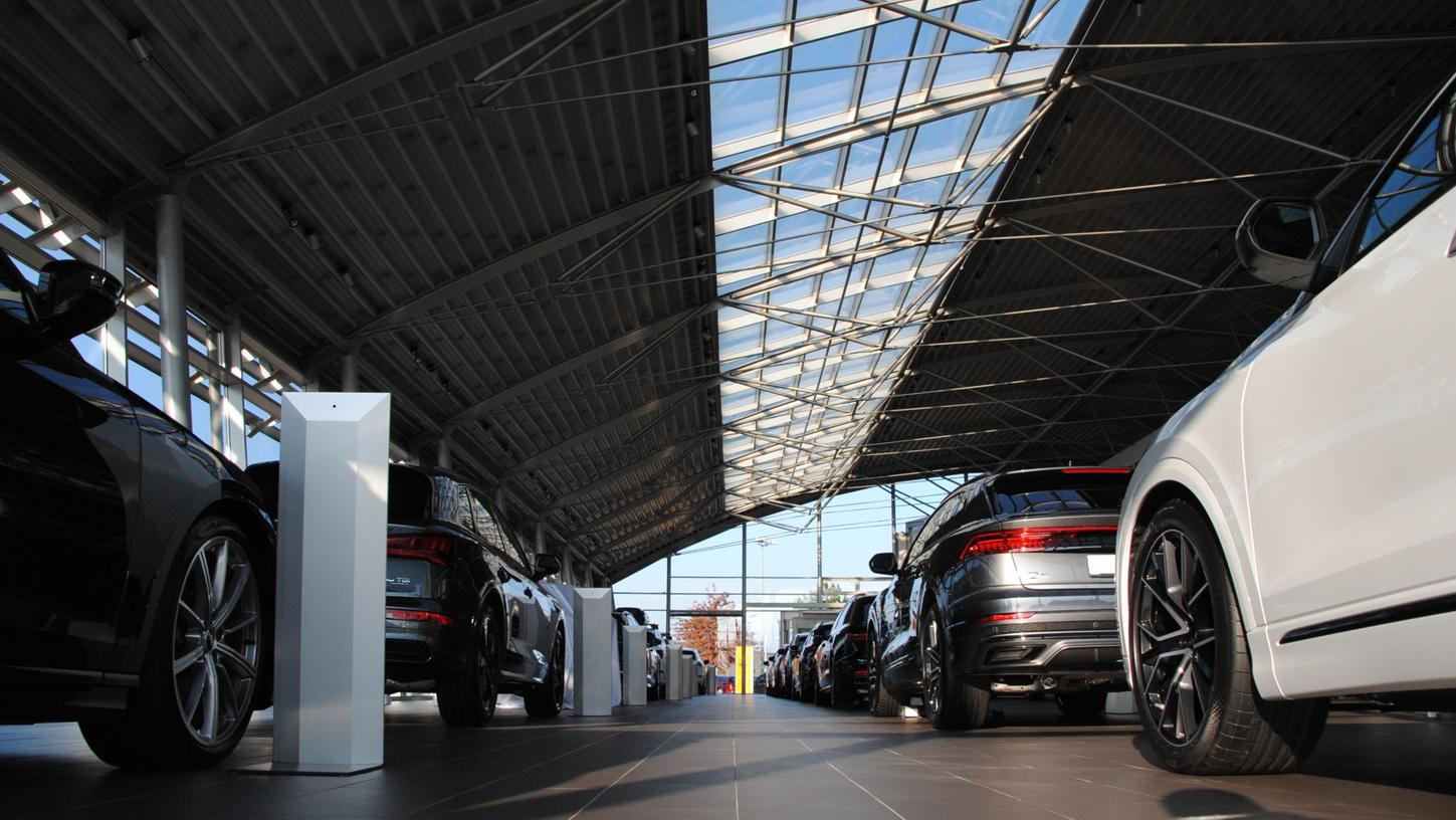Die Verkaufshalle des Schwabacher Audi-Autohauses Feser aus der Froschperspektive: viel Sonnenlicht lässt die Boliden glänzen, am Boden findet sich kaum ein Staubkorn.