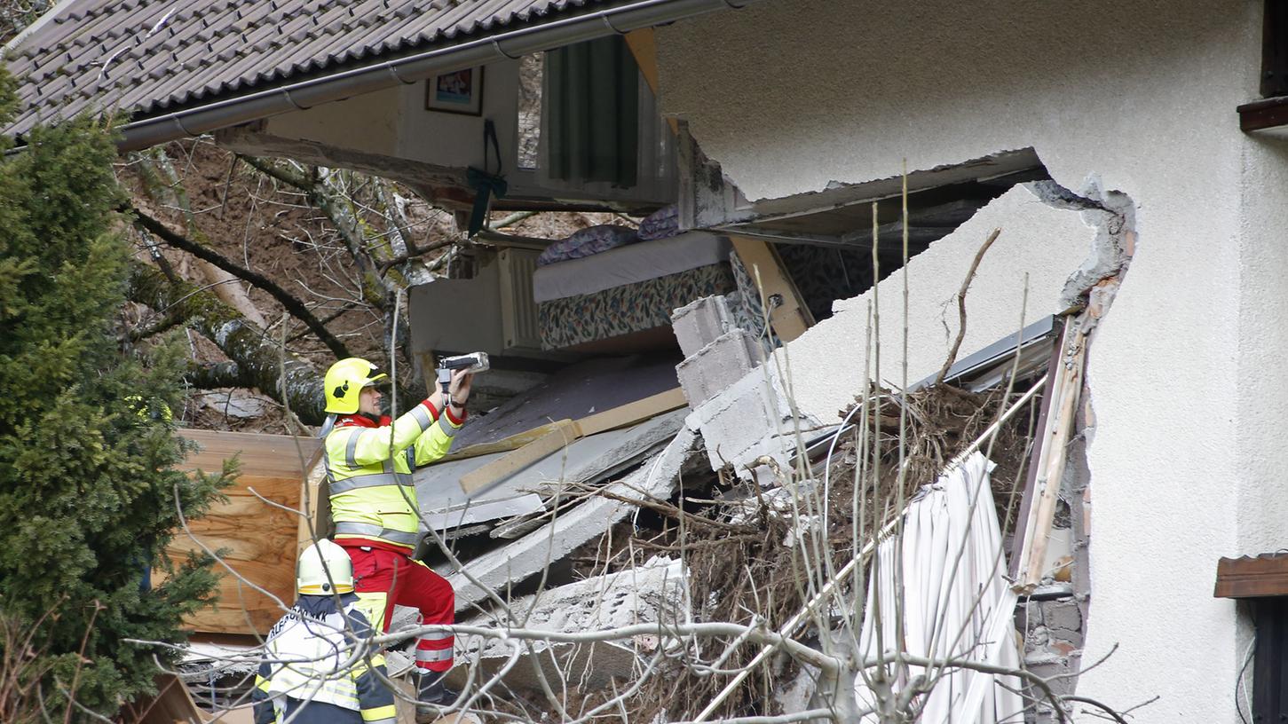 Nachdem sein Haus in Kleinkirchheim von einem Erdrutsch getroffen und teilweise zerstört wurde, haben Rettungskräfte einen 80-Jährigen nur noch tot bergen können.