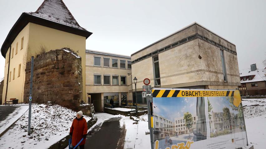 Nun zum Dauerthema in Herzogenaurach: Das alte Rathaus wurde abgerissen, und das Schloss wird saniert.