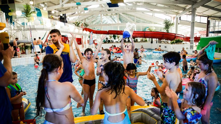 Das Atlantis in Herzogenaurach aber bleibt an Ort und Stelle, und das seit 30 Jahren: Mit einer Pool-Party wurde das gefeiert.