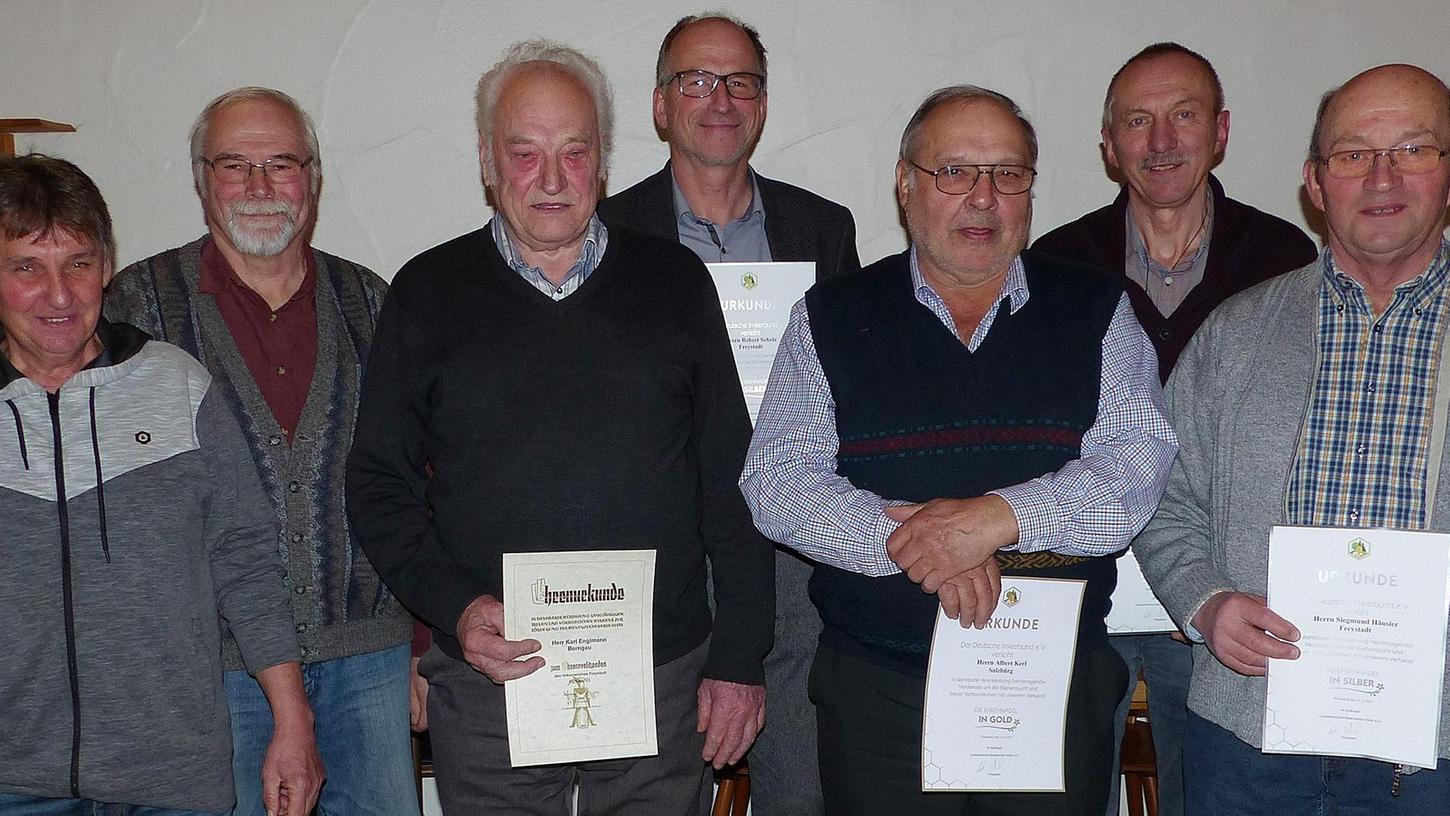 Der Imkerverein Freystadt zeichnete verdiente Mitglieder aus. Karl Englmann wurde zum Ehrenvorsitzenden ernannt.