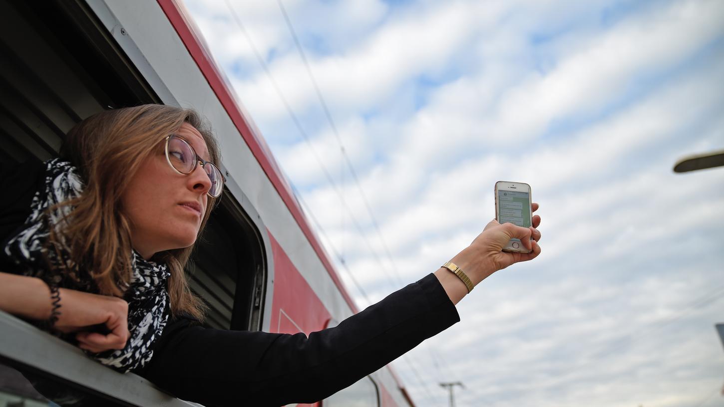 Auf der Suche nach einem stabilen Handynetz: Nicht nur für Bahnreisende sind die zahlreichen Funklöcher im Land immer noch ein großes Ärgernis. Viele Kommunen fühlen sich alleingelassen.