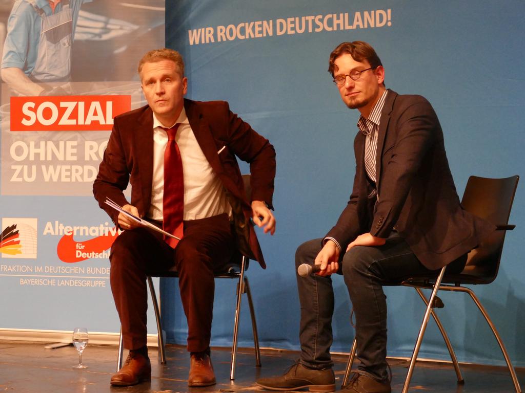 Die AfD-Bundestagsabgeordneten Petr Bystrom (l.) und Tobias Peterka (r.) diskutierten im Spiegelsaal mit rund 40 Teilnehmern.