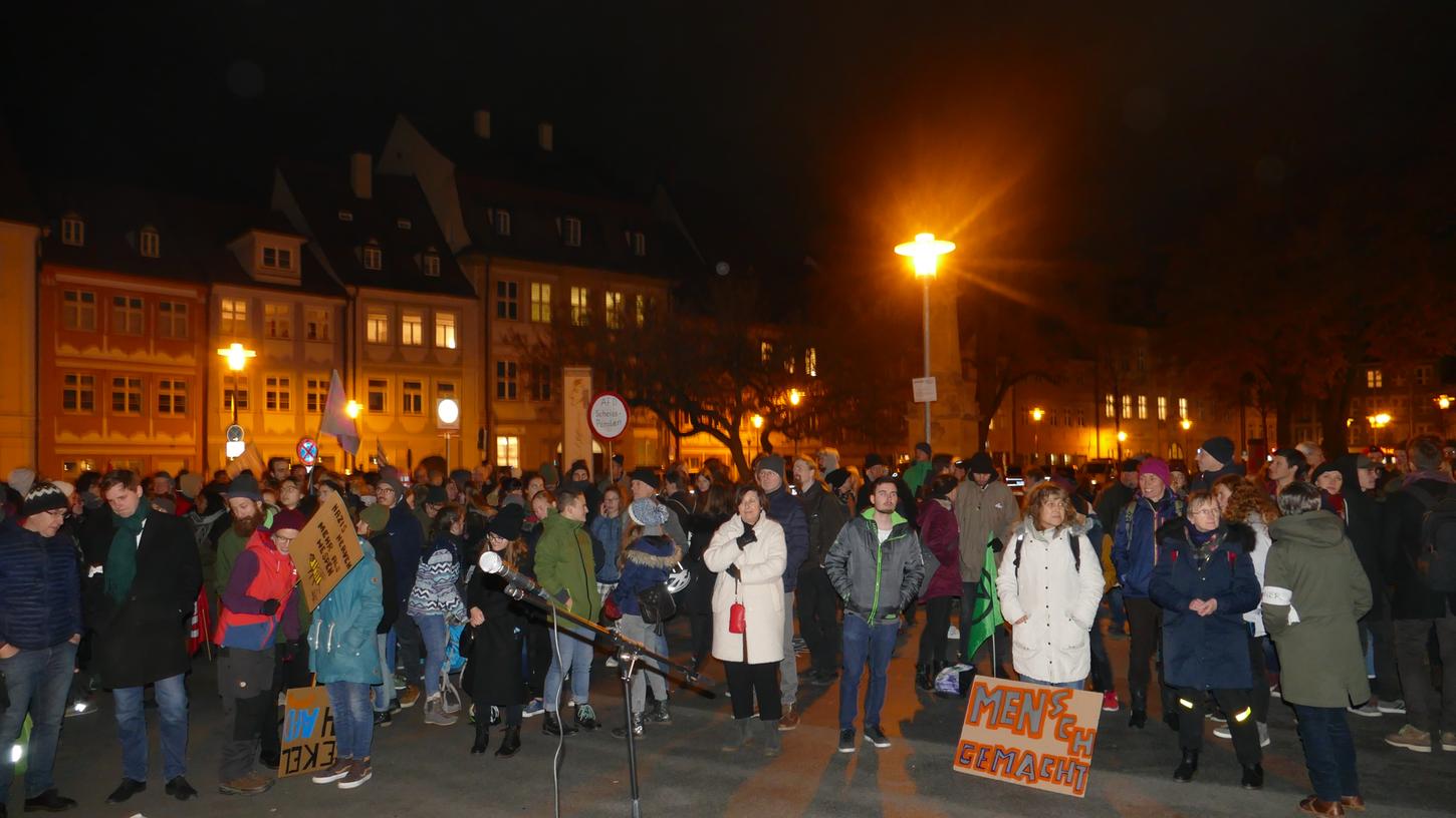 Die Demo für mehr Klimaschutz und gegen die AfD am Schillerplatz in Bamberg.