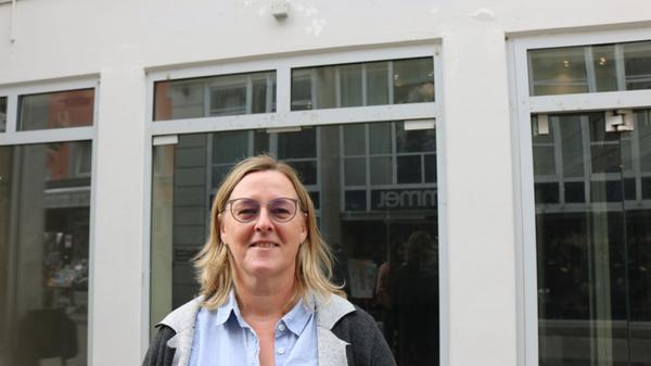 „Meine Tochter ernährt sich vegan. Dabei merke ich aber immer wieder, dass manche vegane Lebensmittel wirklich teuer sind, wobei man auf solche Ersatzprodukte auch verzichten kann. Teilweise schaffe ich die Umstellung beim Kochen schon, dennoch fällt es mir manchmal schwer. Den Gedanken hinter veganer Ernährung finde ich komplett richtig.“