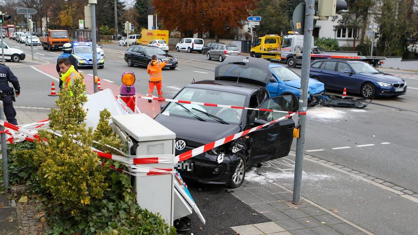 Zusammenstoß in Nürnberg: Auto schleudert auf den Radweg