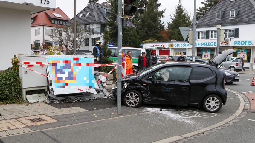 Zusammenstoß in Nürnberg: Auto schleudert auf den Radweg