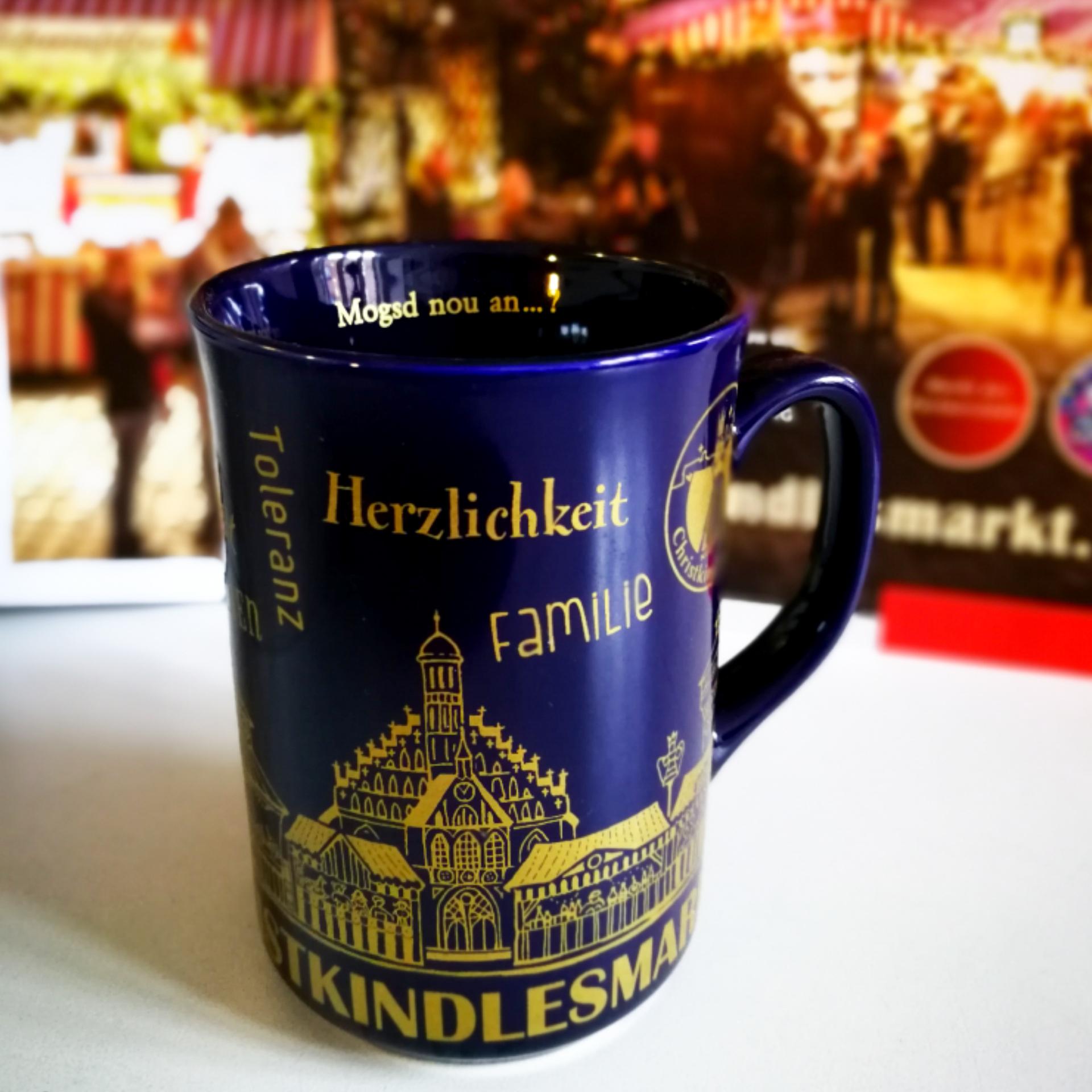 Im Jahr 2019 zierten die damals blaue Tasse Worte wie&nbsp;"Herzlichkeit", "Familie", "Toleranz". Das sollte wohl auch eine Hommage an N&uuml;rnbergs Titel, die "Stadt des Friedens und der Menschenrechte", sein.