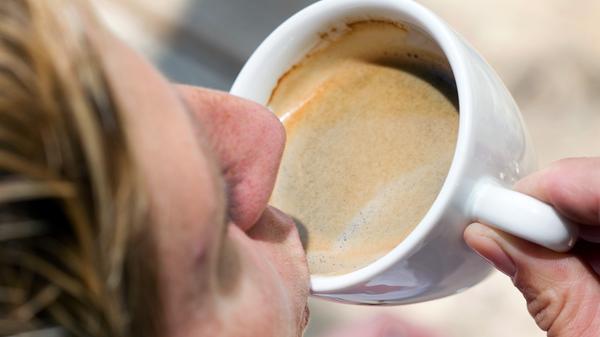 Schuld ist ein Inhaltsstoff des Koffeins. Das enthaltene Methylxanthin wirkt sich auf das Nervensystem des Hundes aus und kann unter Umständen sogar zum Tod führen. Krampfanfälle, Zittern, Unruhe, Überwärmung, Durchfall, Erbrechen oder Herzrhythmusstörungen können auf eine Vergiftung hinweisen.