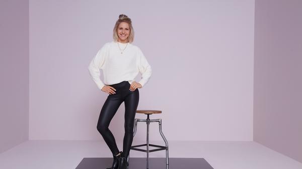 "Wenn ich Miss Germany 2020 werde, will ich Frauen dazu inspirieren, dass es niemals zu spät ist, die beste Version von sich selbst zu sein und für dich das persönliche Lebensglück zu finden": Mutig und zugleich motivierend präsentiert sich die 29 Jahre alte Katharina Hahn aus Nürnberg auf ihrem Portfolio. Sie selbst bezeichnet sich als Gastgeberin aus Leidenschaft und studiert derzeit Hotelmanagement. Als ihre größte Stärke sieht sie ihre tägliche gute Laune. Bewegung und Fitness kann sie aus ihrem Alltag nicht mehr wegdenken.