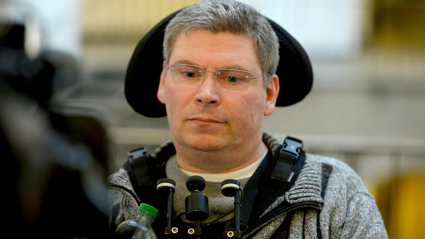 Mehrere schwerkranke Patienten, darunter auch Harald Mayer, klagen aktuell gegen das Bundesinstitut für Arzneimittel und Medizinprodukte, das ihre Anträge auf den Erwerb eines Betäubungsmittels zum Zweck der Selbsttötung abgelehnt hat. Mehrere schwerkranke Patienten, darunter auch Harald Mayer, klagen aktuell gegen das Bundesinstitut für Arzneimittel und Medizinprodukte, das ihre Anträge auf den Erwerb eines Betäubungsmittels zum Zweck der Selbsttötung abgelehnt hat.