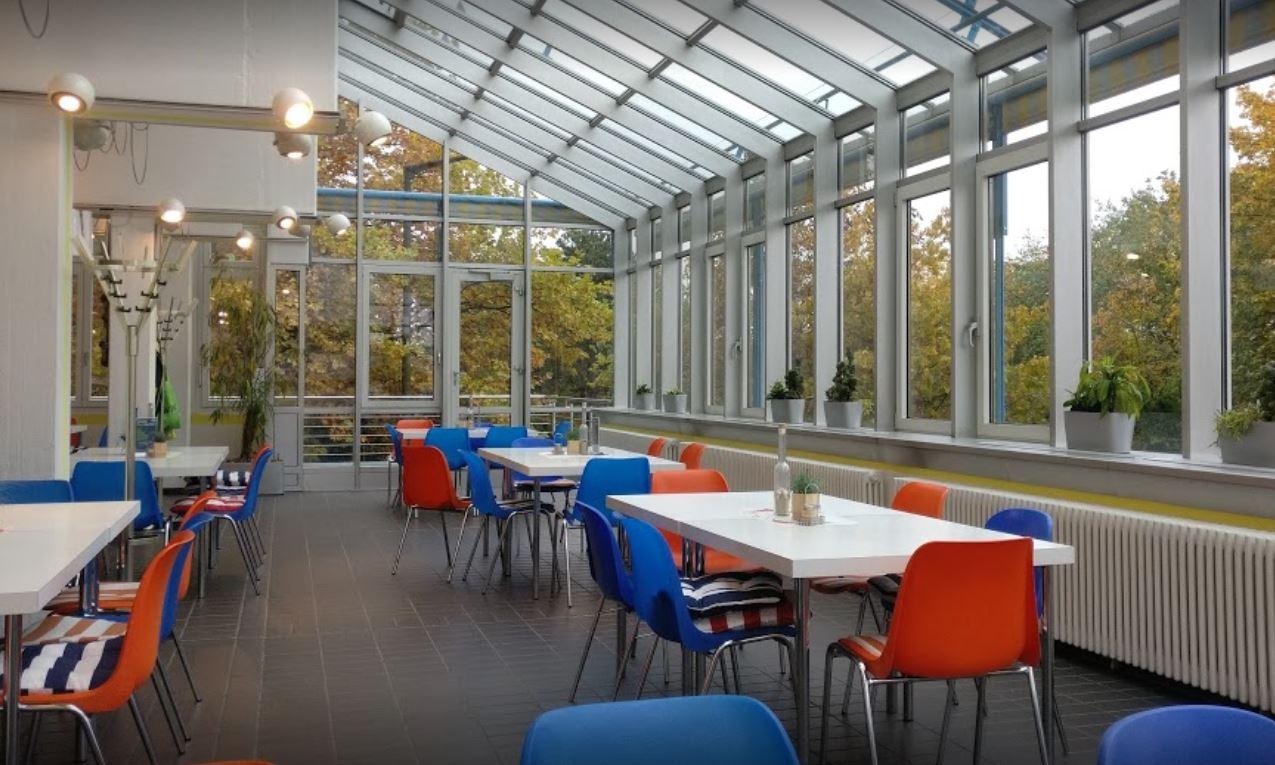 Die Nürnberger Hafenkantine in der Rotterdammer Straße 2 bietet täglich zur Mittagszeit ein abwechslungsreiches Menü an, das von Lasagne über Geschnetzeltes bis hin zu Königsberger Klopsen reicht. Ab 13.30 Uhr kann dann für 3,20 Euro eine ganze Mahlzeit abgeholt werden.