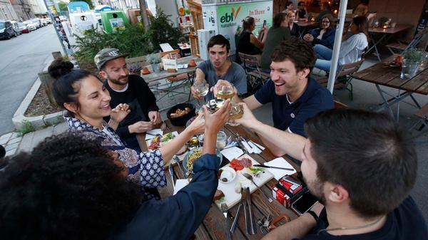Auch das Café Mainheim in Gostenhof will der Verschwendung vom leckerem Essen den Kampf ansagen. Für rund drei Euro pro Portion können hier am Abend Pasta, Lasagne, Eintöpfe, Suppen oder Croissants abgeholt werden.
