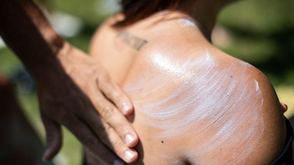 So angenehm das Sonnenbad auch sein mag: Selbst mit Sonnencreme ist es nicht das gesündeste für die Haut, insbesondere, wenn man sich stundenlang in die pralle Sonne legt. Bräunt sich die Haut, ist dies immer ein Schutzmechanismus. Gesellschaftlich gesehen hat sich eine dunklere Körperbräune allerdings als Schönheitsideal manifestiert. Auch deshalb gehen viele Menschen das Risiko der Hautschäden ein. Deshalb gilt: Lieber öfter im Schatten aufhalten! Dank Sonnenschirmen oder Bäumen kann man im Freien auch im Schatten die warme Jahreszeit genießen. Die Haut wird es Ihnen danken!