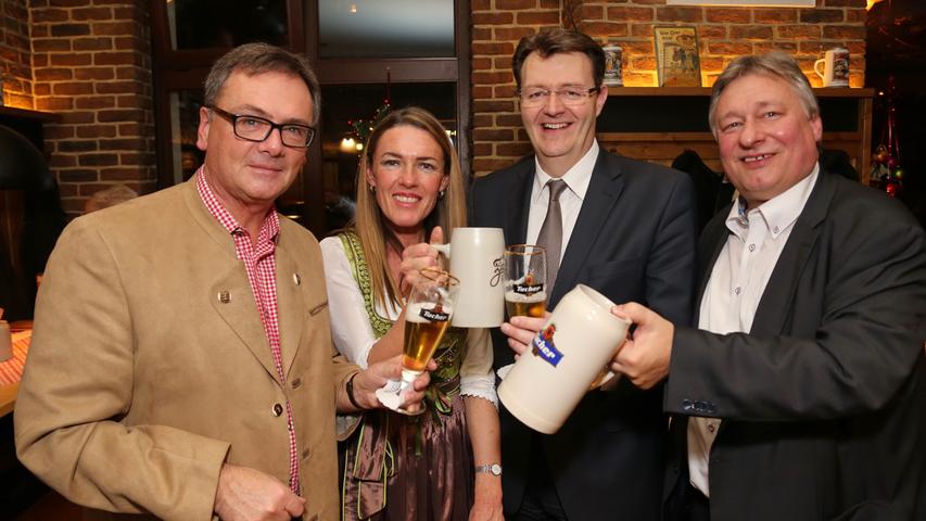 Auf dem Foto von 2014 zu sehen sind Fred Höfler (Tucher-Geschäftsführer), Eileen Siegemund (Wirtin des Bratwursthäusle Berlin), und die Bundestagsabgeordneten Michael Frieser (CSU) und Martin Burkert (SPD).
