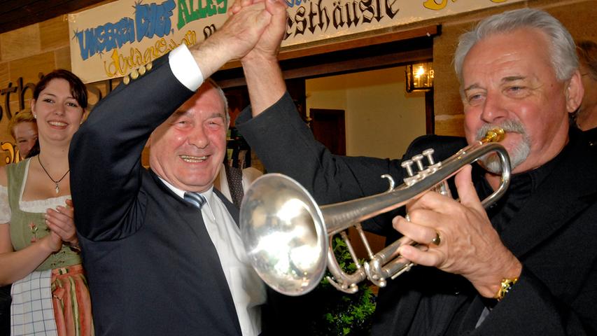 Zum 70. Geburtstag von Werner Behringer (l.), dem Chef des Bratwursthäusle, gab es ein Privatständchen von Entertainer und Moderator Conny Wagner mit Band (r.).