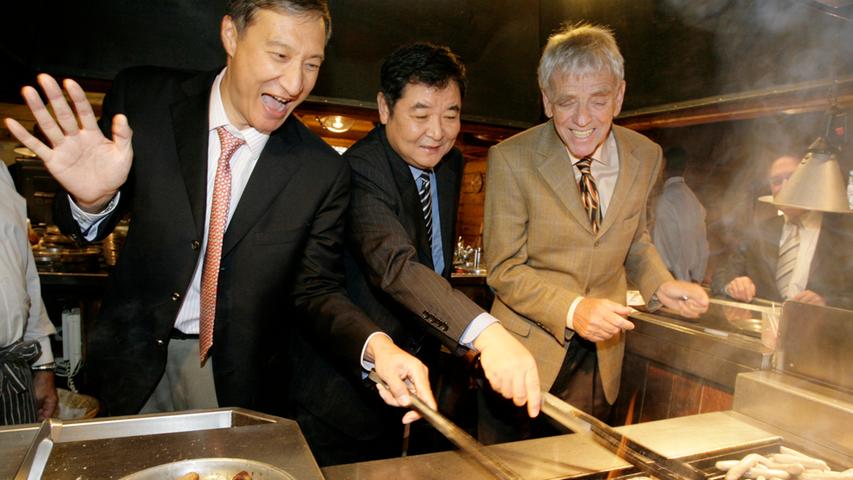 2007 besuchte der Chinesische Staatssekretär Li Dongsheng (links) den Schutzverband Nürnberger Bratwürste - und somit auch das Häusle an der Sebalduskirche.