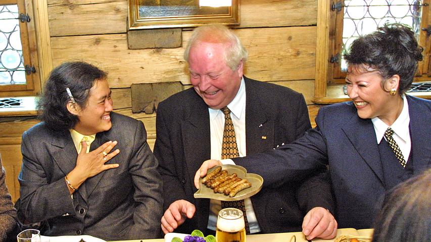 Prinzessin Sirindhorn von Thailand besuchte 2002 Nürnberg. Dabei speiste sie mit dem damaligen OB Ludwig Scholz und seiner Frau Ute im Bratwursthäusle.