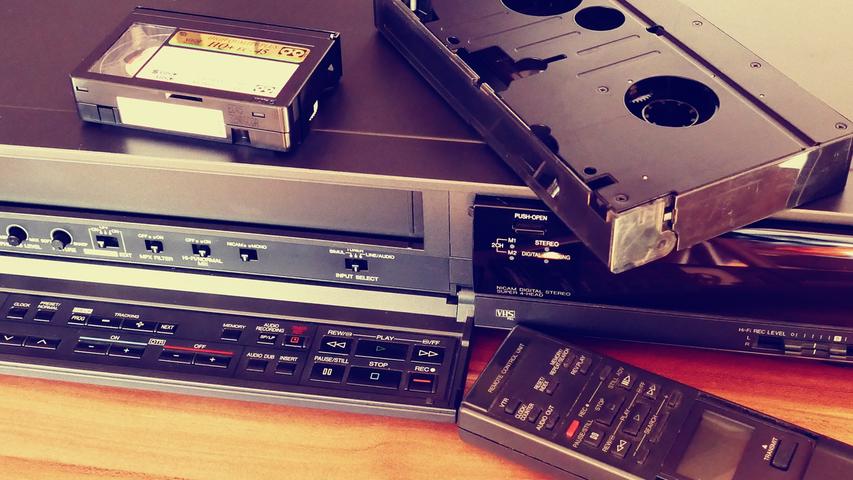 Das geht den ganzen Rekordern übrigens ähnlich: Keine Video- und Audiokassetten bedeutet natürlich auch, dass der Videorekorder und Walkman nicht länger benötigt werden. Nun verstauben sie in den Regalen. Auch der Kassettenrekorder gehört zu einer aussterbenden Art, und dabei konnte man mit ihm so viel mehr machen als nur Audiokassetten abzuspielen: Mit dem eingebauten Mikro konnte man seine Lieblingslieder lautstark mitschmettern, außerdem ließ sich damit der neuste Song der Lieblingsband im Radio aufnehmen, und zwar auf, genau: Eine Kassette.