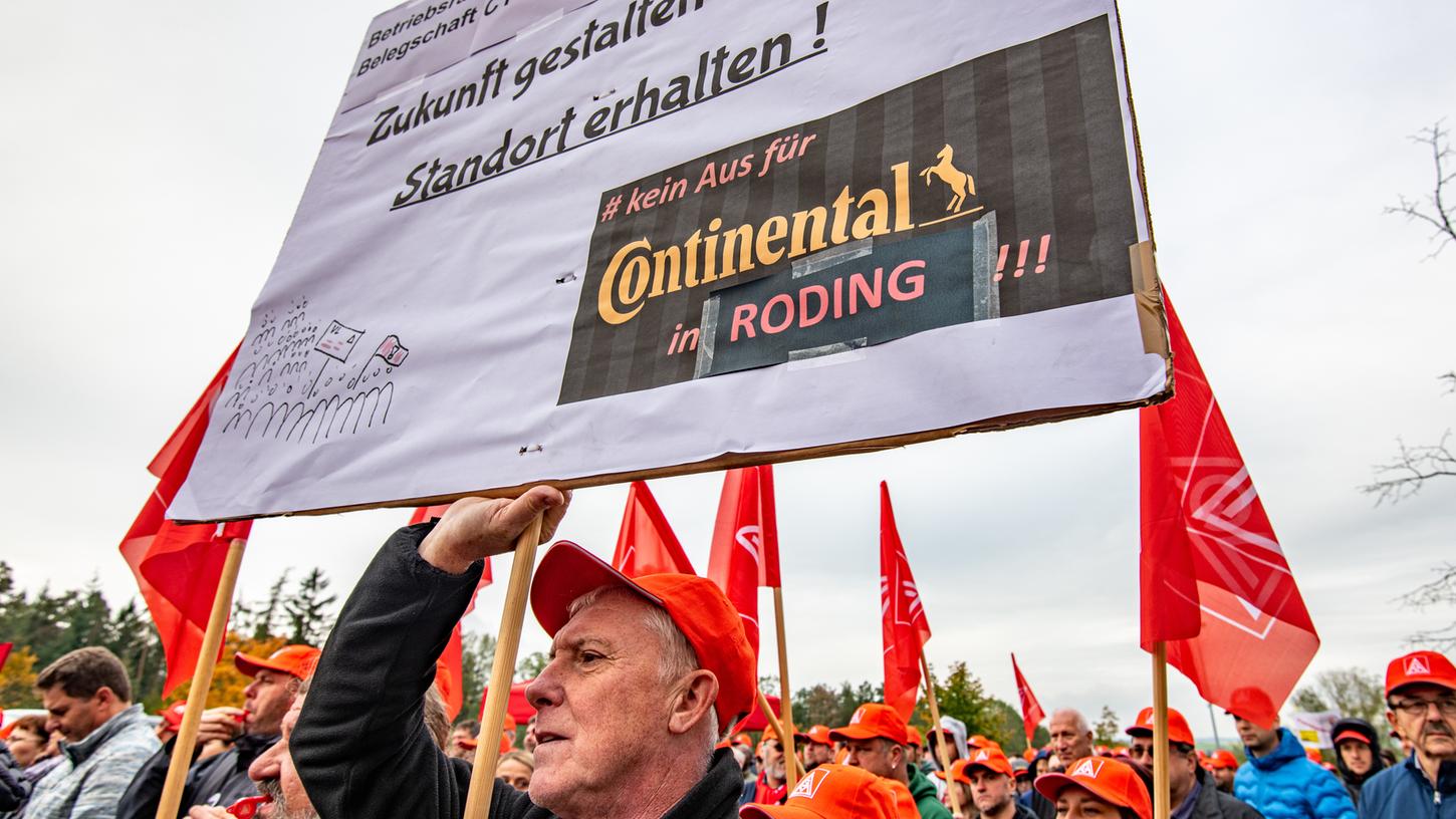 Zusammen mit Kollegen von anderen deutschen Standorten hatten rund 150 Mitarbeiter aus den bayerischen Continental-Werken gegen Werksschließungen und Stellenabbau protestiert.