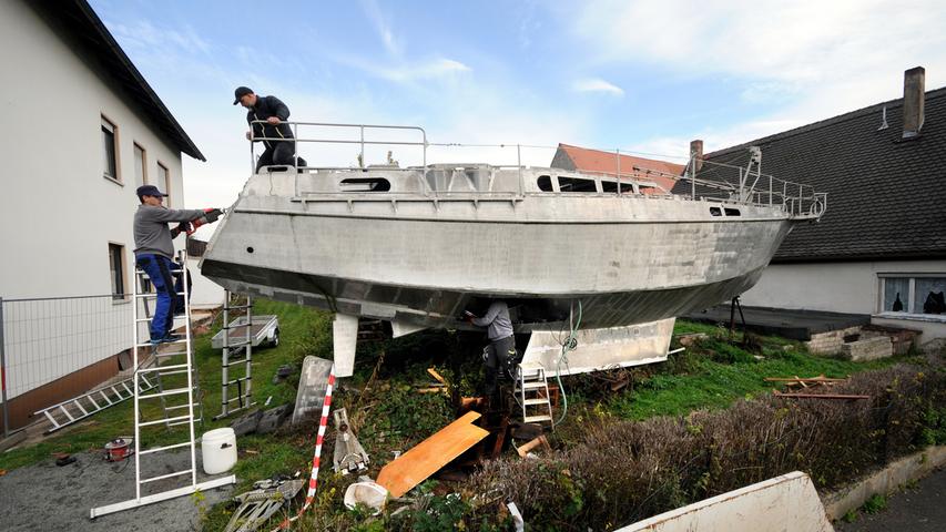 Die erste und letzte "Fahrt": Das heimliche Wahrzeichen von Heßdorf, ein nie fertig gestelltes Boot auf einem Privatgrundstück, wird auf Anweisung des Landratsamtes demontiert.