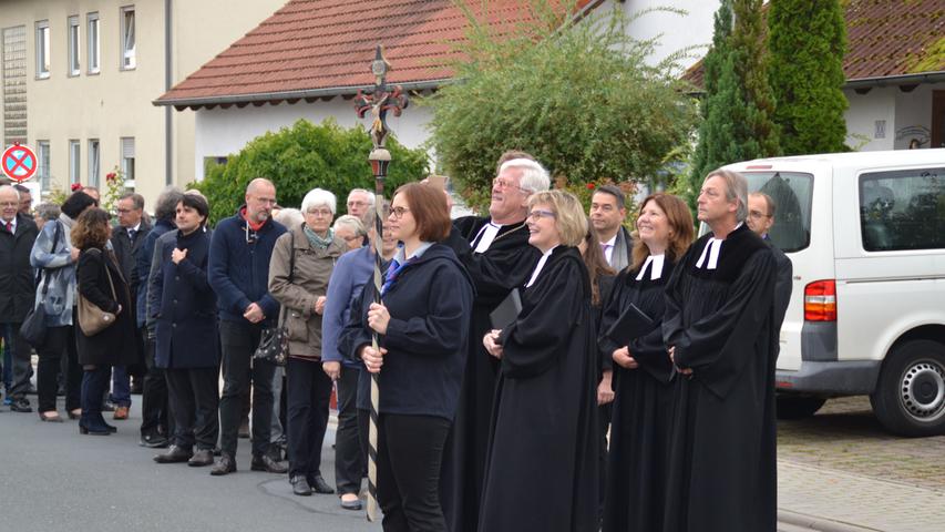 Seit 50 Jahren steht in Hemhofen die Heilandskirche, zur Feier kam Landesbischof Heinrich Bedford-Strohm.