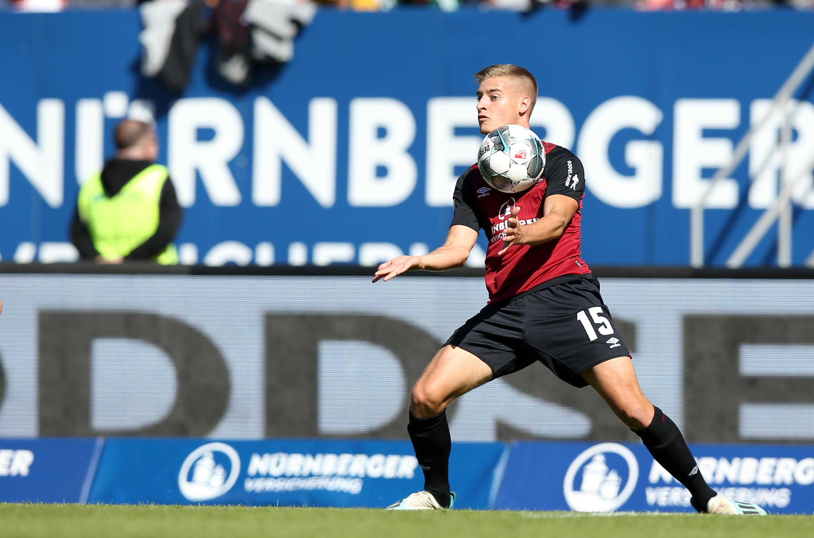 Zwei Nürnberger stehen im Club-Kader. Einer heißt allerdings nur so (Fabian Nürnberger, geboren in Hamburg, ausgebildet beim HSV, hier abgebildet), der andere kam in Nürnberg zur Welt: Enrico Valentini war vier Jahre alt, als er beim Club das Kicken lernte. Nebenbei: Ein Fürther Fürther schrieb an der Derby-Geschichte mit: Helmut "Fitus" Fürther, der zwölf Jahre für das Kleeblatt kickte, traf beim 3:5 im historischen letzten Oberliga-Derby im Februar 1963 im Ronhof. (Ganz nebenbei: Nur zweimal traf man sich in der Bundesliga, Nürnberg schoss dabei gar kein Tor, Fürth eines, 2012/13 trennte man sich mit 0:0 und 0:1.)