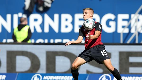 Zwei Nürnberger stehen im Club-Kader. Einer heißt allerdings nur so (Fabian Nürnberger, geboren in Hamburg, ausgebildet beim HSV, hier abgebildet), der andere kam in Nürnberg zur Welt: Enrico Valentini war vier Jahre alt, als er beim Club das Kicken lernte. Nebenbei: Ein Fürther Fürther schrieb an der Derby-Geschichte mit: Helmut "Fitus" Fürther, der zwölf Jahre für das Kleeblatt kickte, traf beim 3:5 im historischen letzten Oberliga-Derby im Februar 1963 im Ronhof. (Ganz nebenbei: Nur zweimal traf man sich in der Bundesliga, Nürnberg schoss dabei gar kein Tor, Fürth eines, 2012/13 trennte man sich mit 0:0 und 0:1.)