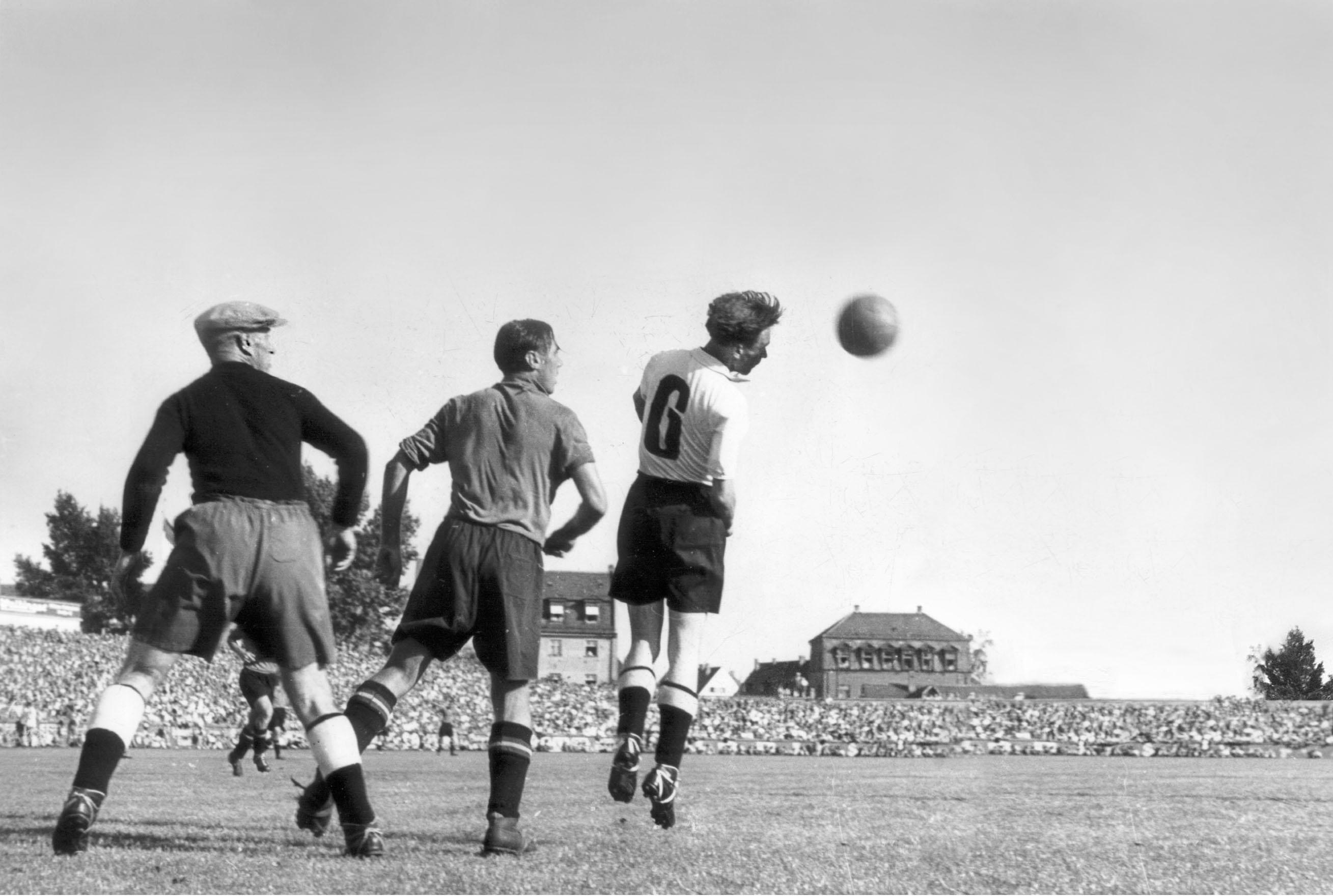 Acht Derby-Tore gelangen Nürnbergs Fußball-Ikone Max Morlock (rechts) in zehn Spielen gegen die Fürther. Damit ist der Weltmeister von 1954 der erfolgreichste Derby-Torschütze – zumindest vermutlich, denn aus den meisten der sehr frühen Derbys sind die Torschützen nicht bekannt. Fürths (statistisch fassbarer) bester Derby-Torjäger ist Paul-Werner Hofmann, dem von 1974 bis 1976 in nur drei Zweitliga-Spielen fünf Tore gegen den Club gelangen.