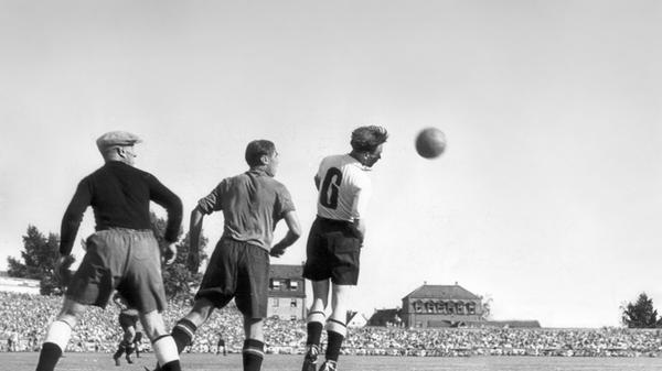 Acht Derby-Tore gelangen Nürnbergs Fußball-Ikone Max Morlock (rechts) in zehn Spielen gegen die Fürther. Damit ist der Weltmeister von 1954 der erfolgreichste Derby-Torschütze – zumindest vermutlich, denn aus den meisten der sehr frühen Derbys sind die Torschützen nicht bekannt. Fürths (statistisch fassbarer) bester Derby-Torjäger ist Paul-Werner Hofmann, dem von 1974 bis 1976 in nur drei Zweitliga-Spielen fünf Tore gegen den Club gelangen.